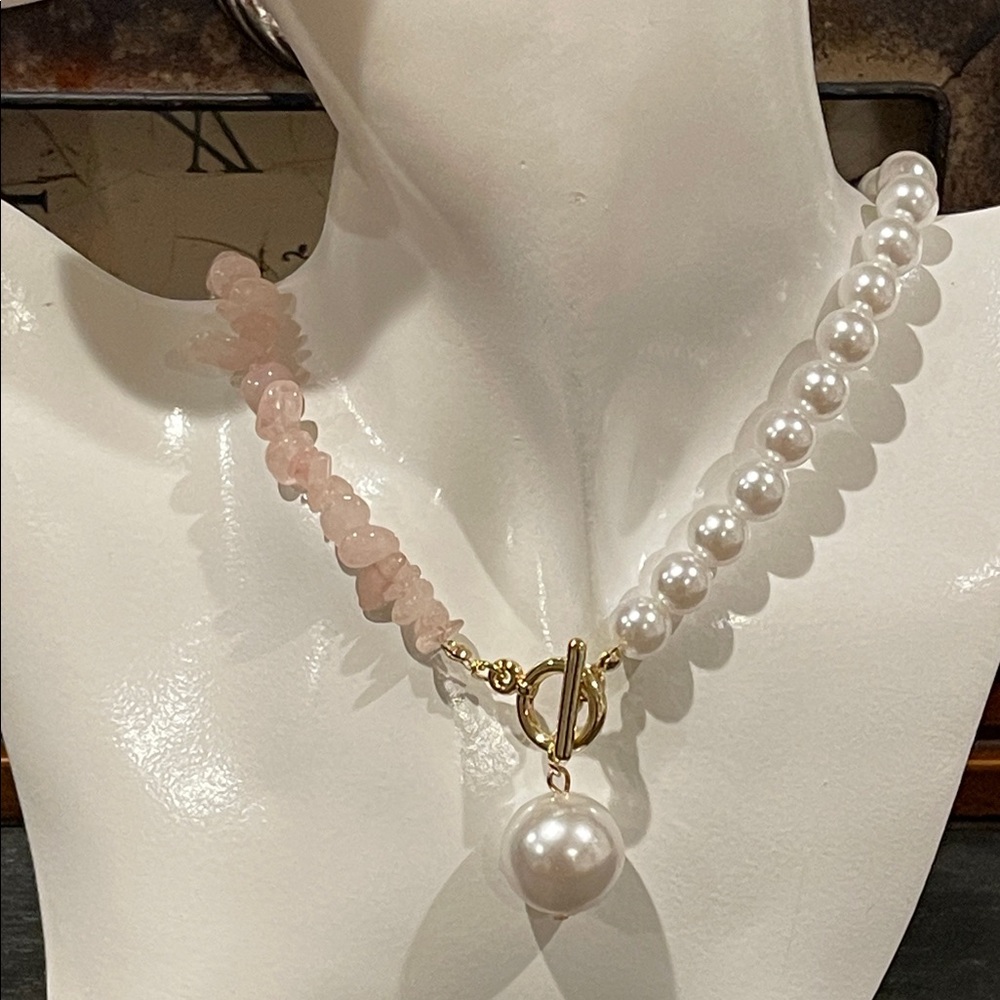 Elegant Pearl and Pink Stone Necklace - Picture 2 of 7